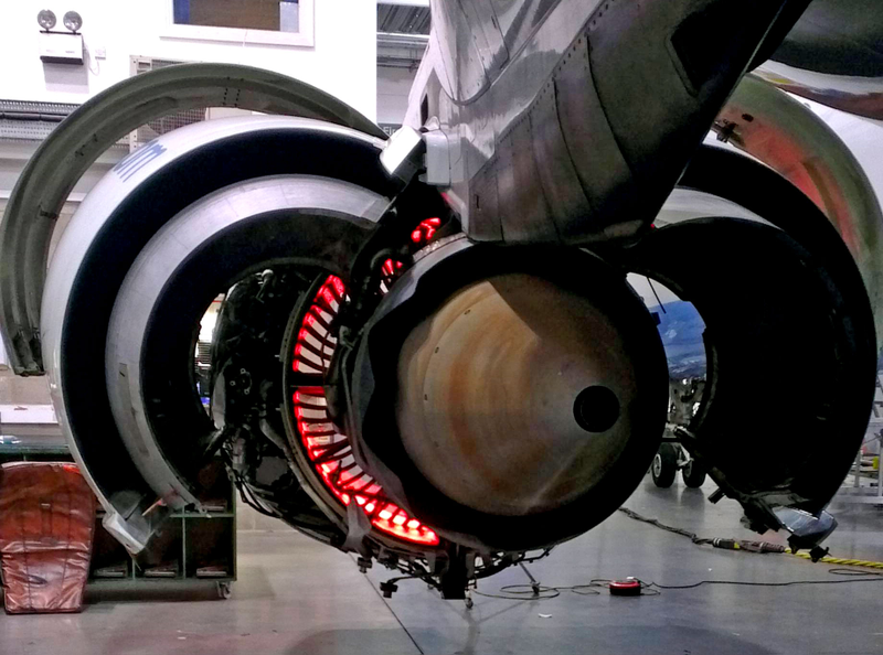 Illustration for article titled Cool photos of jet engines with their shell open